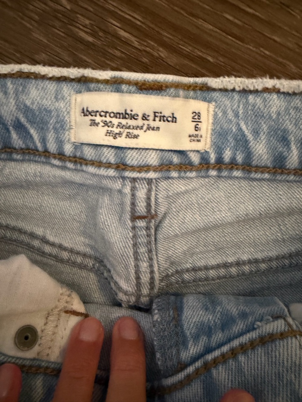 Abercrombie & Fitch Women's High Rise 90s Relaxed Jeans in Light- Size 28 - Picture 4 of 4